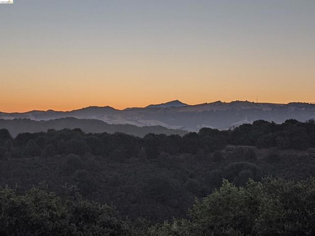 5143 5143 Saddle Brook DR, Oakland, CA 94619