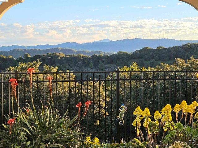 5143 5143 Saddle Brook DR, Oakland, CA 94619