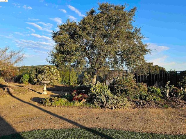 5143 5143 Saddle Brook DR, Oakland, CA 94619