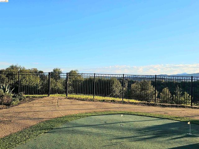 5143 5143 Saddle Brook DR, Oakland, CA 94619