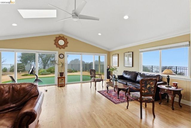 5143 5143 Saddle Brook DR, Oakland, CA 94619