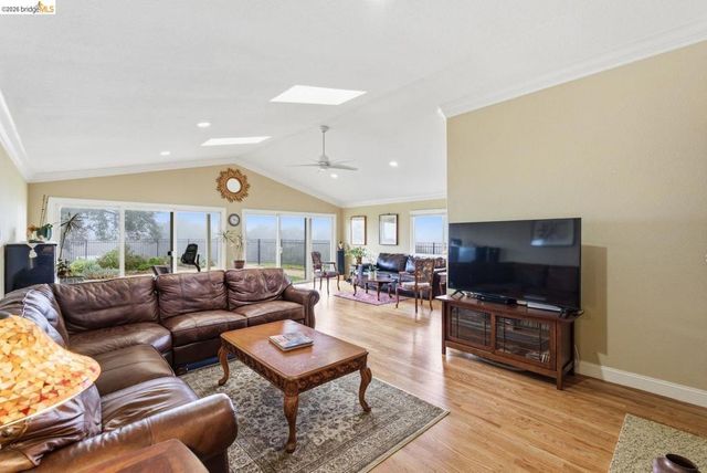 5143 5143 Saddle Brook DR, Oakland, CA 94619