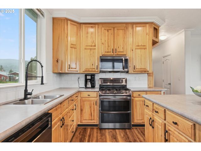 29 LITTLE ISLAND Ln, Cathlamet, WA 98612