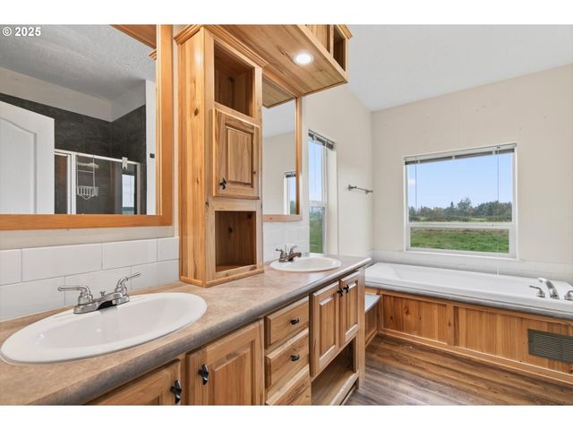 29 LITTLE ISLAND Ln, Cathlamet, WA 98612