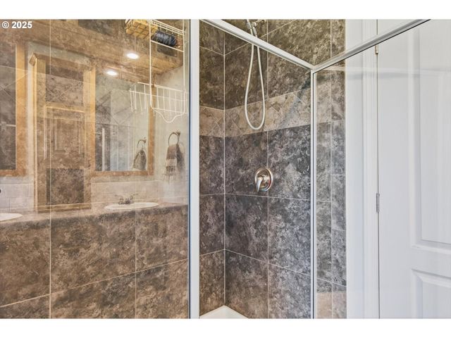 29 LITTLE ISLAND Ln, Cathlamet, WA 98612