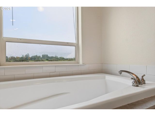 29 LITTLE ISLAND Ln, Cathlamet, WA 98612