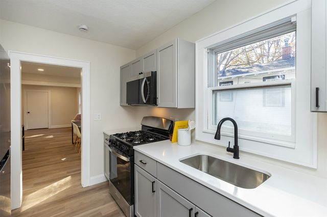 676 34th Street, Des Moines, IA 50312