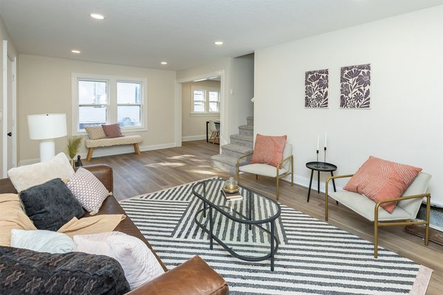 676 34th Street, Des Moines, IA 50312