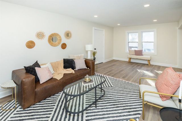 676 34th Street, Des Moines, IA 50312