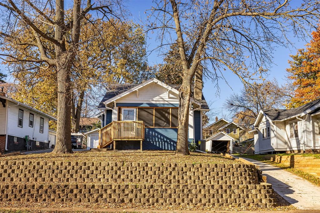 676 34th Street, Des Moines, IA 50312