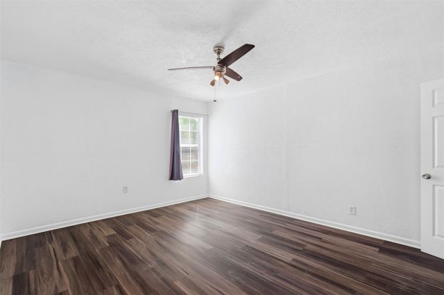 206 Oscar ST, Taylor, TX 76574