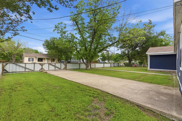 206 Oscar ST, Taylor, TX 76574