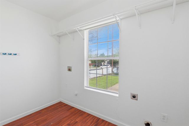 206 Oscar ST, Taylor, TX 76574