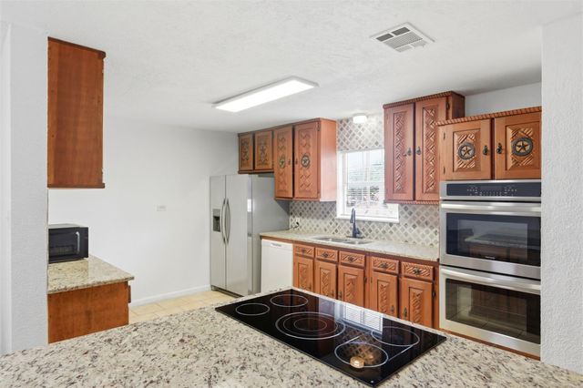 206 Oscar ST, Taylor, TX 76574