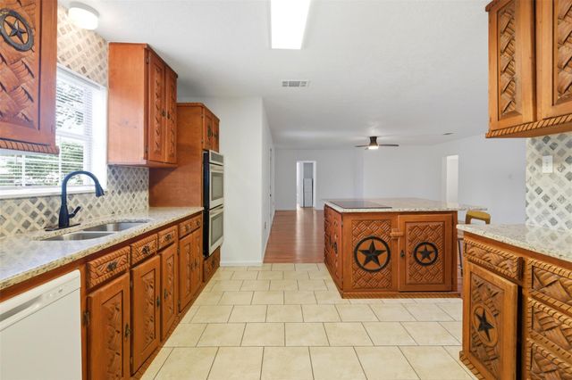 206 Oscar ST, Taylor, TX 76574