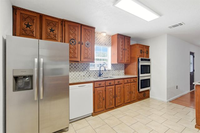 206 Oscar ST, Taylor, TX 76574