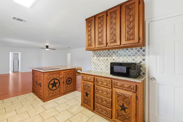 206 Oscar ST, Taylor, TX 76574