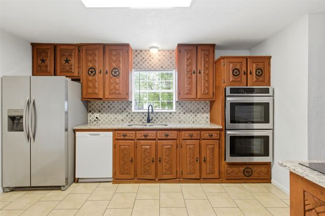206 Oscar ST, Taylor, TX 76574