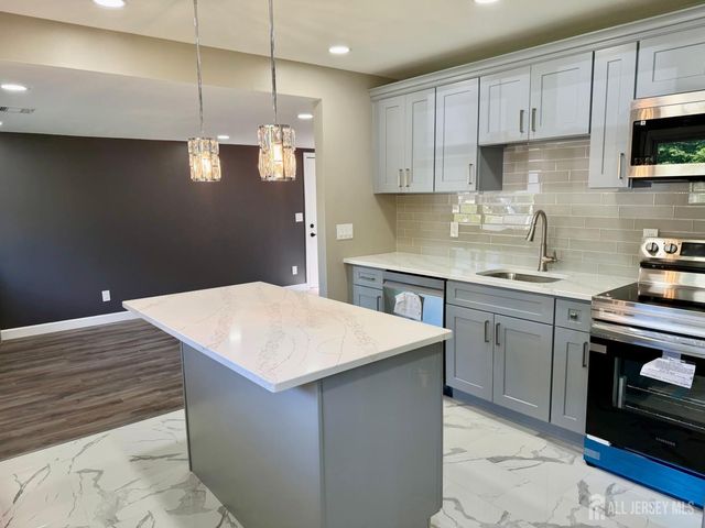 12 Stony Road, Edison, NJ 08817
