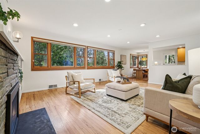 18007 49th Place NE, Lake Forest Park, WA 98155