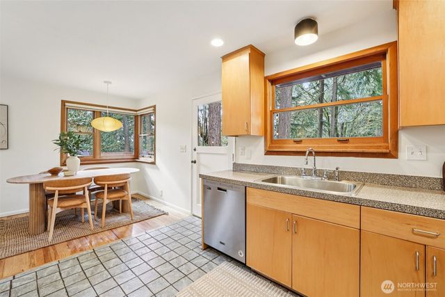 18007 49th Place NE, Lake Forest Park, WA 98155