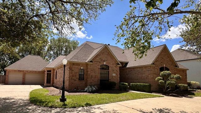 85 Rosewood Street, Lake Jackson, TX 77566