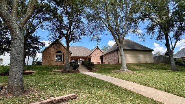 85 Rosewood Street, Lake Jackson, TX 77566
