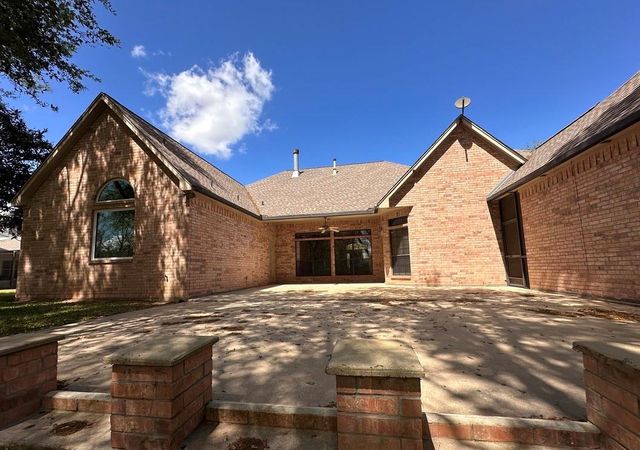 85 Rosewood Street, Lake Jackson, TX 77566