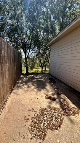 85 Rosewood Street, Lake Jackson, TX 77566