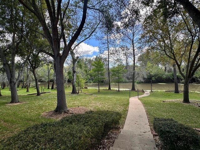 85 Rosewood Street, Lake Jackson, TX 77566