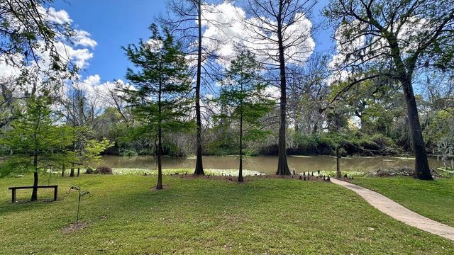 85 Rosewood Street, Lake Jackson, TX 77566