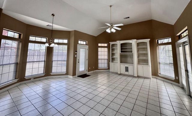 85 Rosewood Street, Lake Jackson, TX 77566