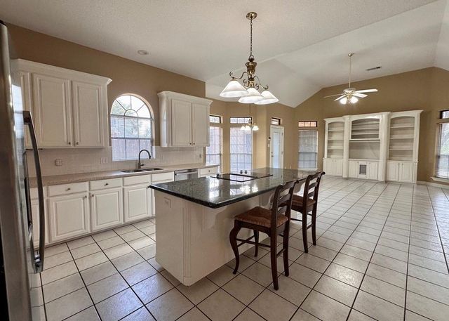 85 Rosewood Street, Lake Jackson, TX 77566