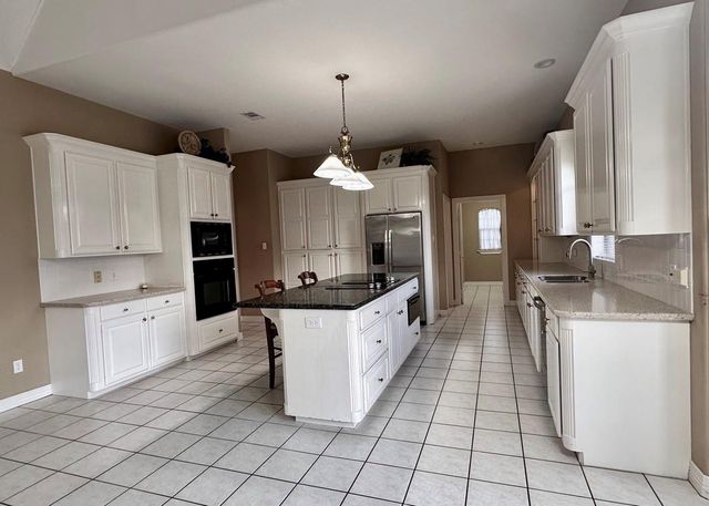 85 Rosewood Street, Lake Jackson, TX 77566