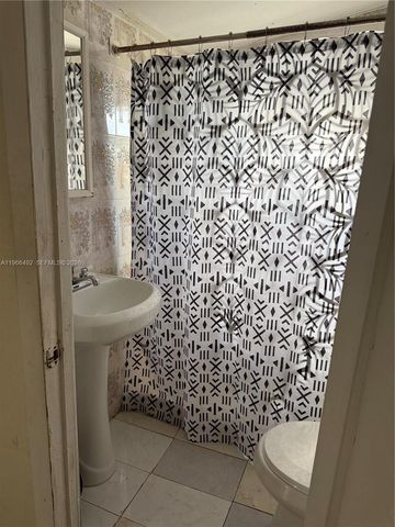 1972 NW 59th St, Miami, FL 33142