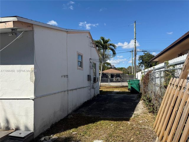 1972 NW 59th St, Miami, FL 33142