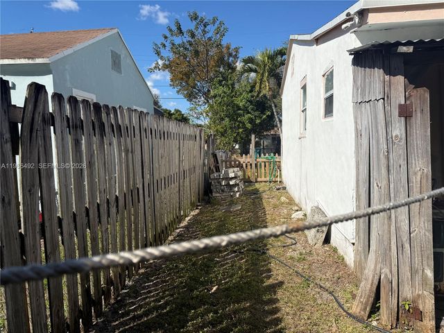 1972 NW 59th St, Miami, FL 33142