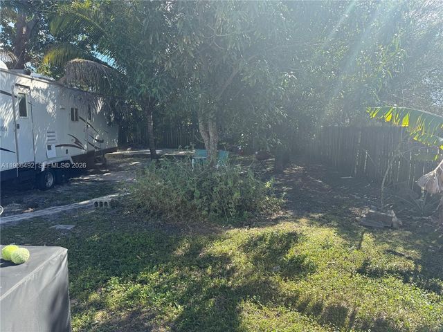 1972 NW 59th St, Miami, FL 33142