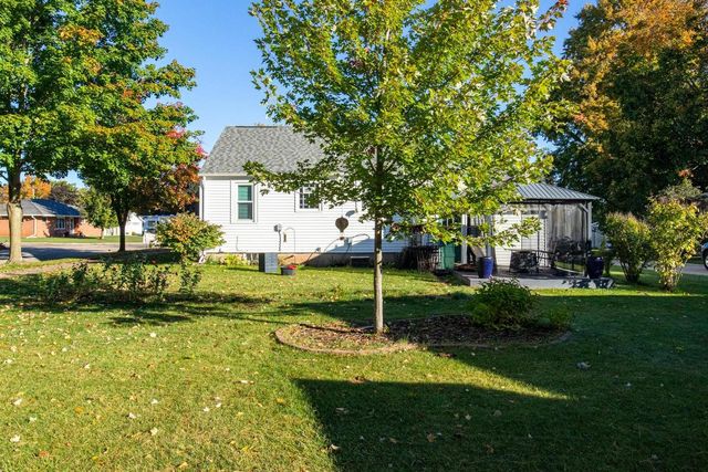 102 E CAMERON STREET, New London, WI 54961