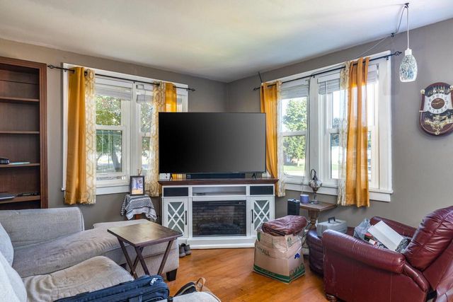 102 E CAMERON STREET, New London, WI 54961