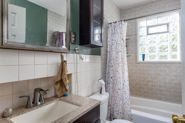 102 E CAMERON STREET, New London, WI 54961