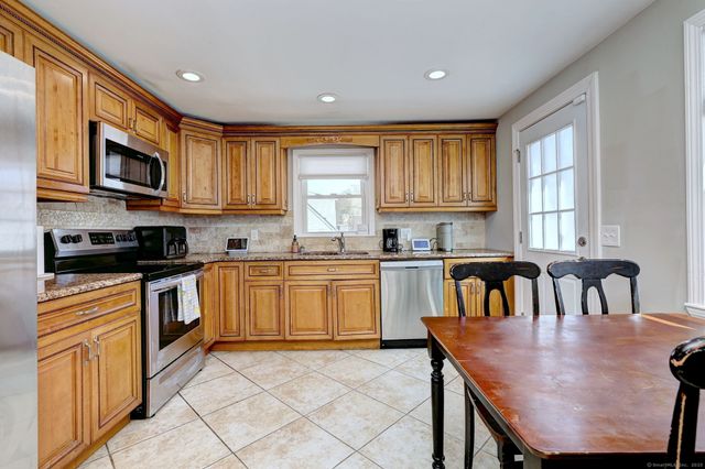 25 Broadway, Bridgeport, CT 06606
