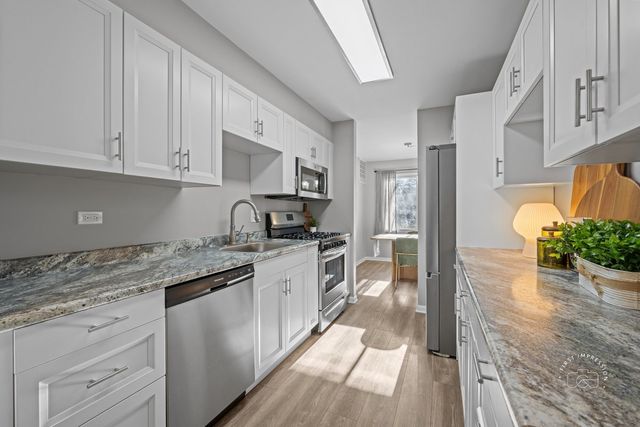 2924 Roberts Drive 8, Woodridge, IL 60517