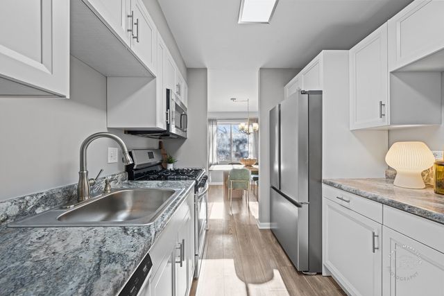 2924 Roberts Drive 8, Woodridge, IL 60517