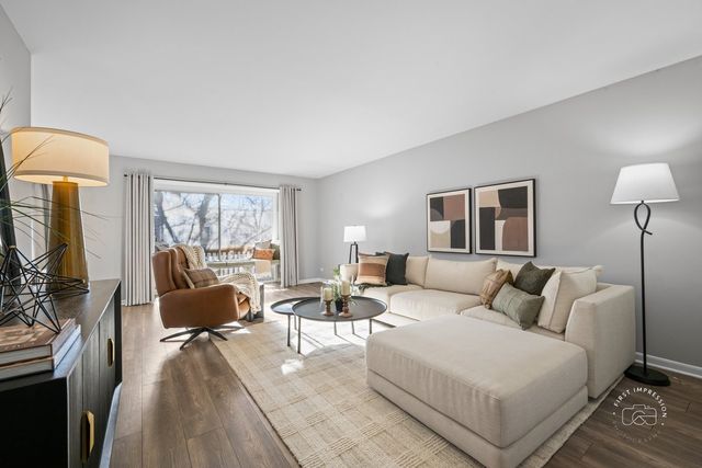 2924 Roberts Drive 8, Woodridge, IL 60517