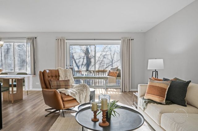 2924 Roberts Drive 8, Woodridge, IL 60517