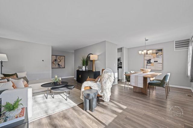 2924 Roberts Drive 8, Woodridge, IL 60517