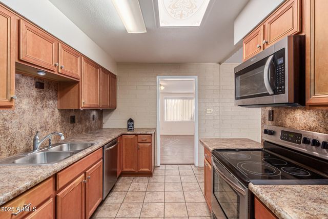 11811 N DESERT HILLS Drive W, Sun City, AZ 85351