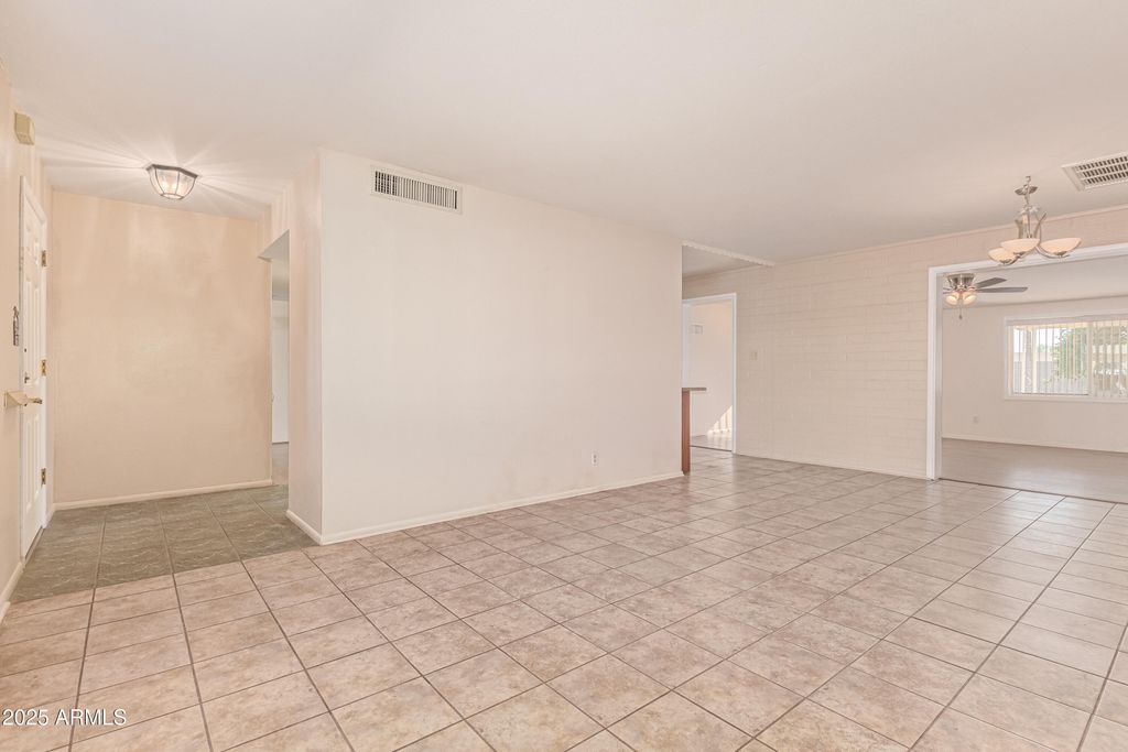 11811 N DESERT HILLS Drive W, Sun City, AZ 85351 — photo 5