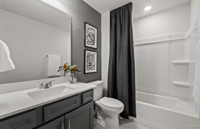 55746 Oak Pointe Drive, Shelby Charter Township, MI 48315